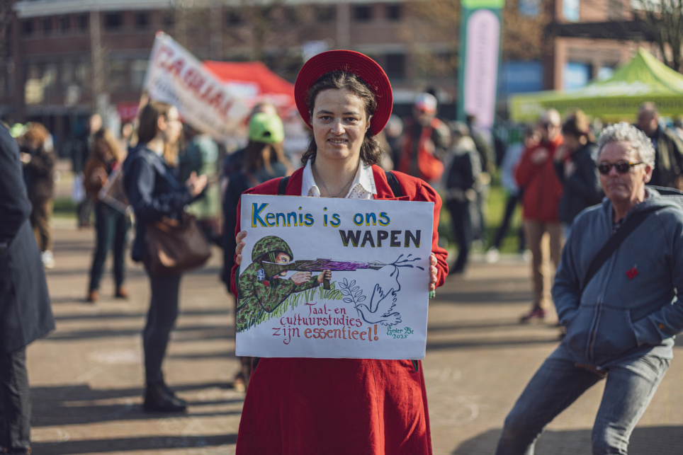 Student Hester maakte zelf haar protestbord en komt op voor de faculteit Geesteswetenschappen