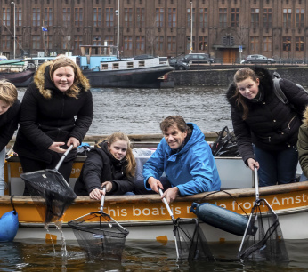 amsterdam-idee-docent-henk-winkelhuis-en-leerlingen-van-hettwents-carmel-college-uit-oldenzaal-vissen-naar-plastic-afval-op-een-bootje-van-plastic-whale
